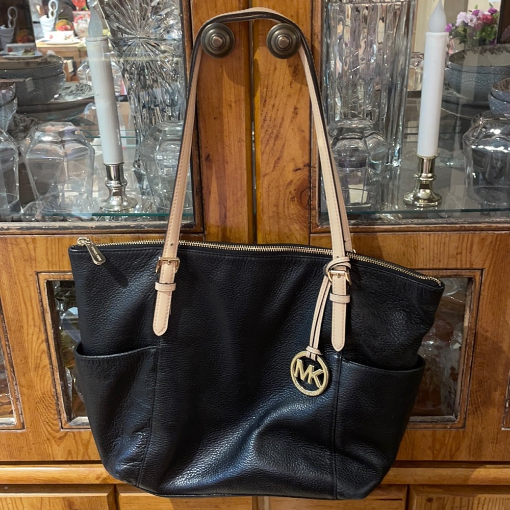 Micheal Kors black purse good condition broken in